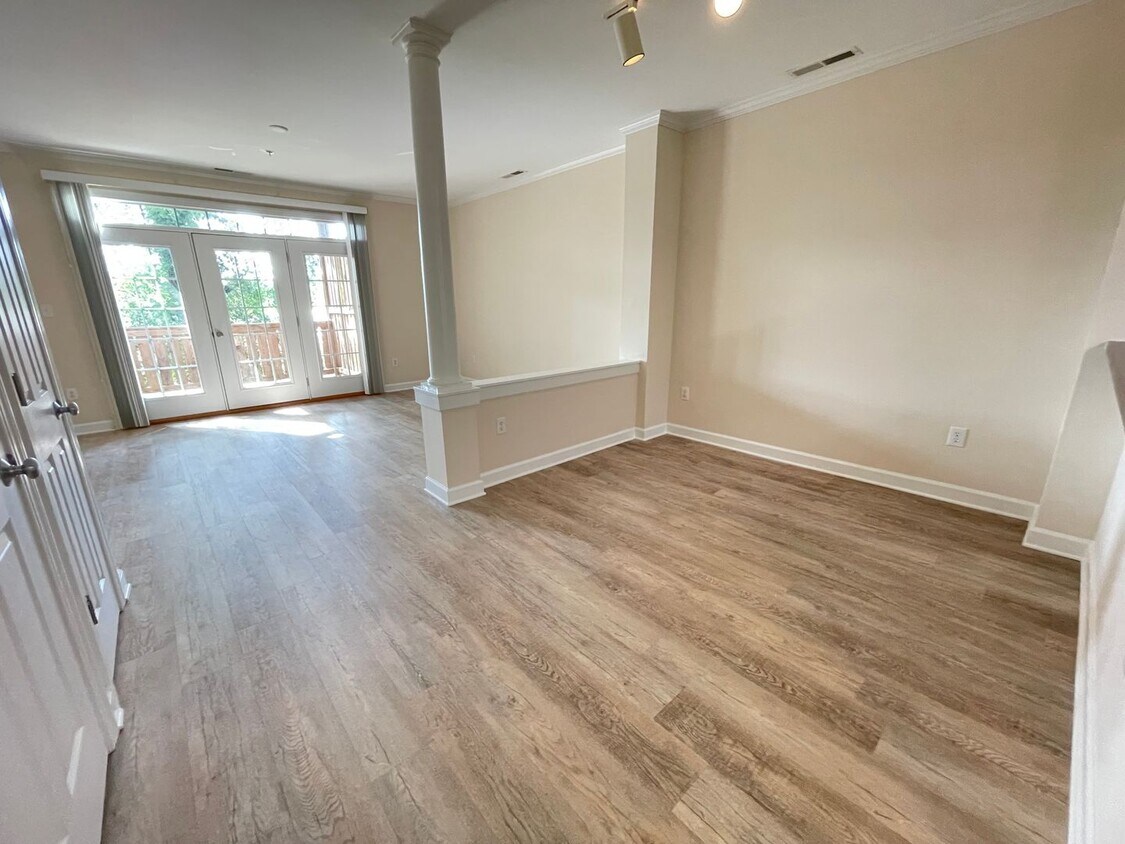 Foto principal - Wonderful location and features for this s...