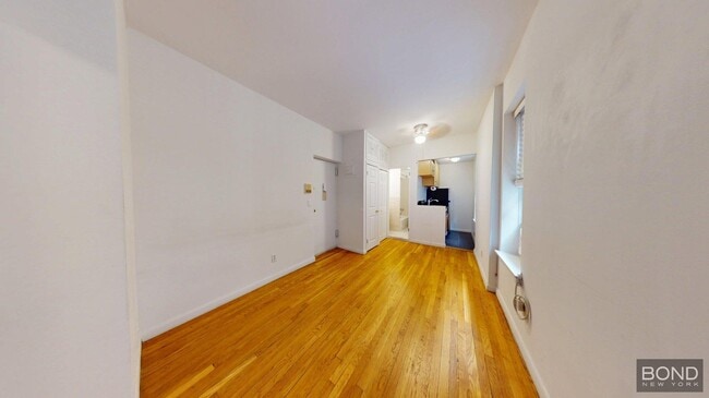 Building Photo - 425 E 65th St