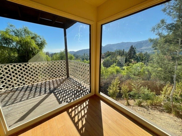 Primary Photo - 2100 Valderas Dr