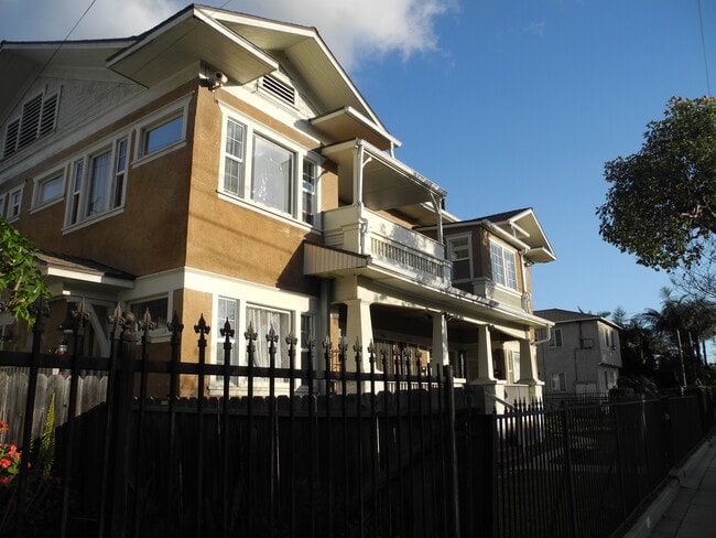 Front of building - 1934 Henderson Ave