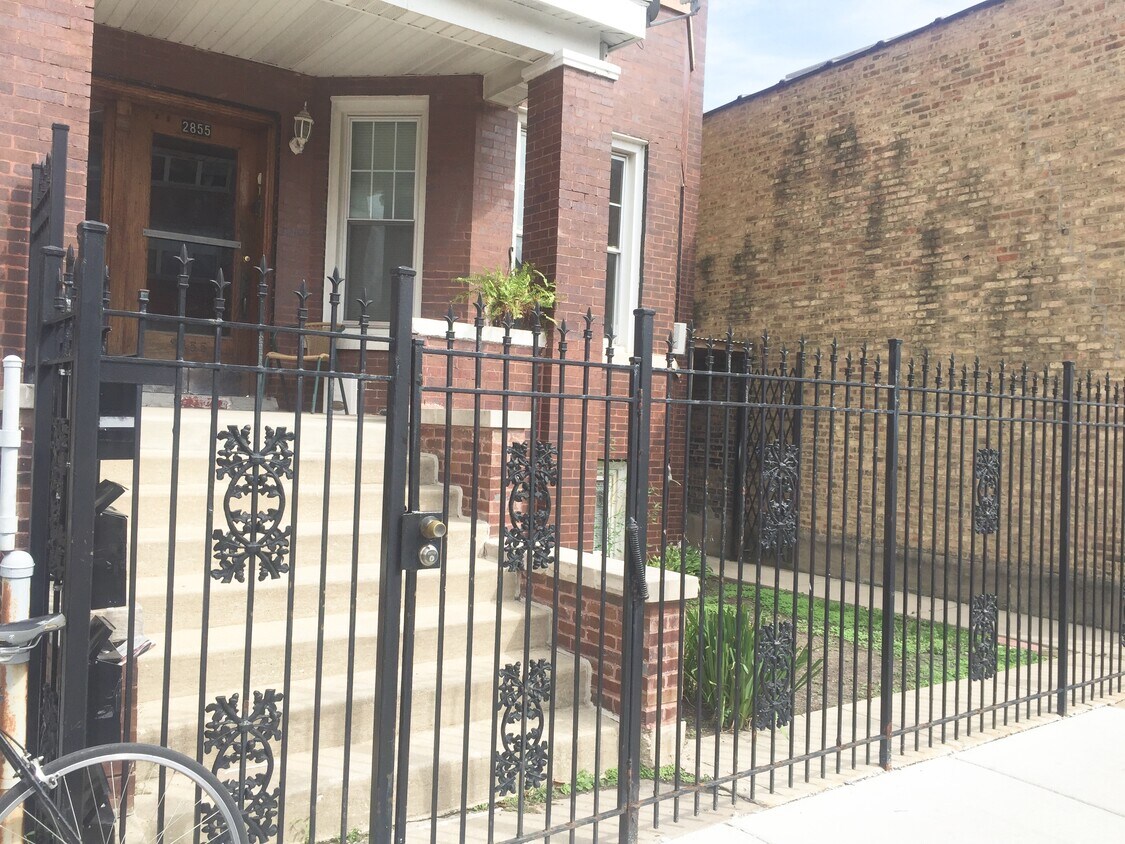 Primary Photo - 2855 N Kedzie Ave