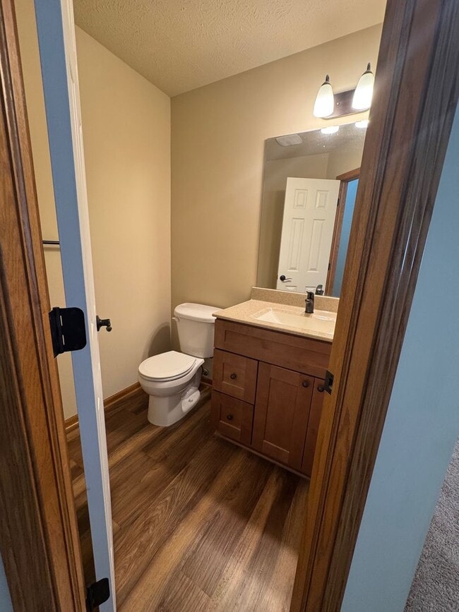 Building Photo - Spacious 3-Bedroom Townhome in Prairie Vil...