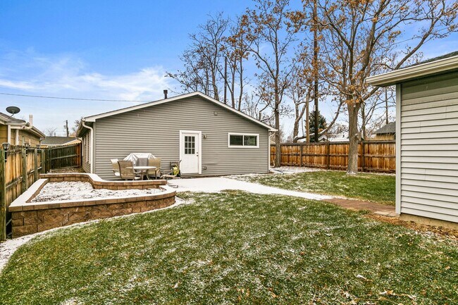 Foto del edificio - Stunning remodeled home with fully fenced backyard and central AC!