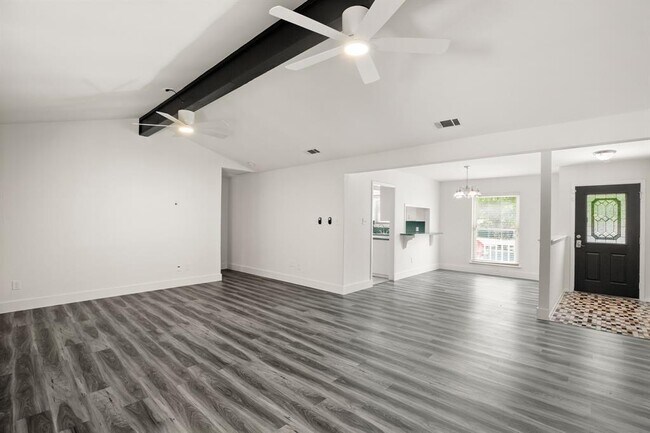 Foto del edificio - 15302 Spring Hill Ln
