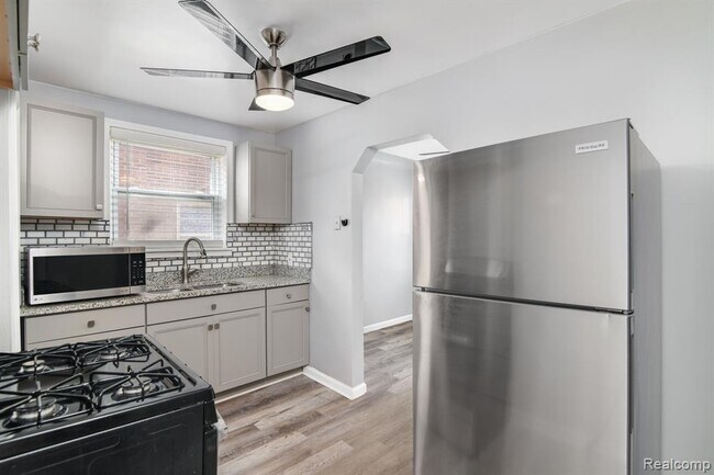 Foto del edificio - 15810 Robson St
