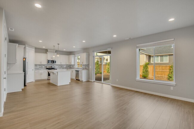 Foto del edificio - Brand New & Beautiful 2025 Holt Home !  Wa...