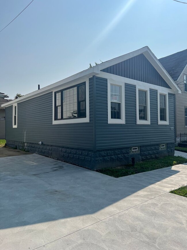 Building Photo - COMPLETELY REMODELED 2 BEDROOM HOUSE