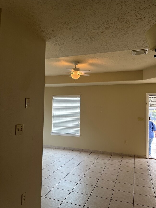 Building Photo - 321 Holiday St