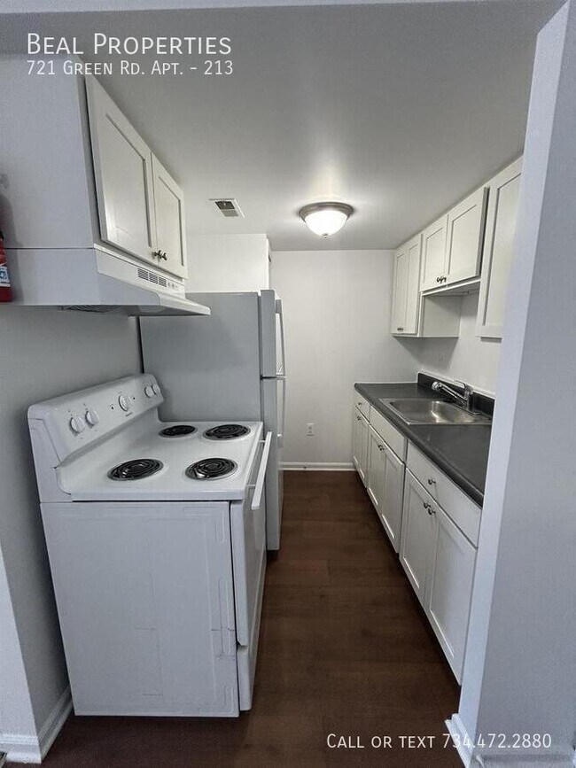 Foto del edificio - 721 Green Rd