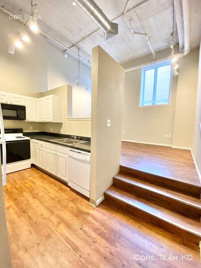 Building Photo - Studio For Rent in the West 7th St. Lofts!