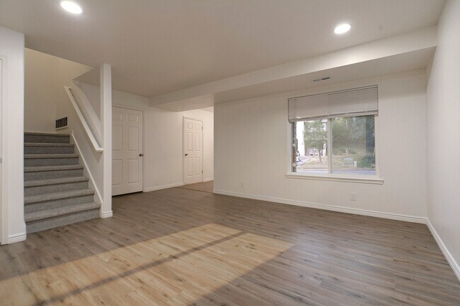 Foto del edificio - 325 E Mill St S