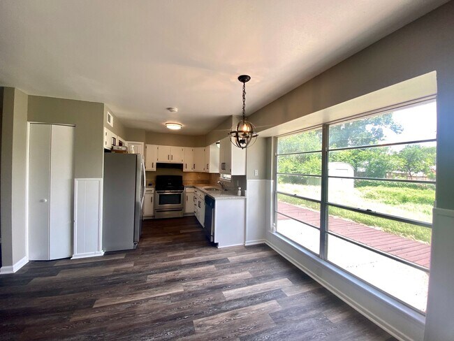 Building Photo - Adorable remodeled home 3 bedroom 2 bath i...