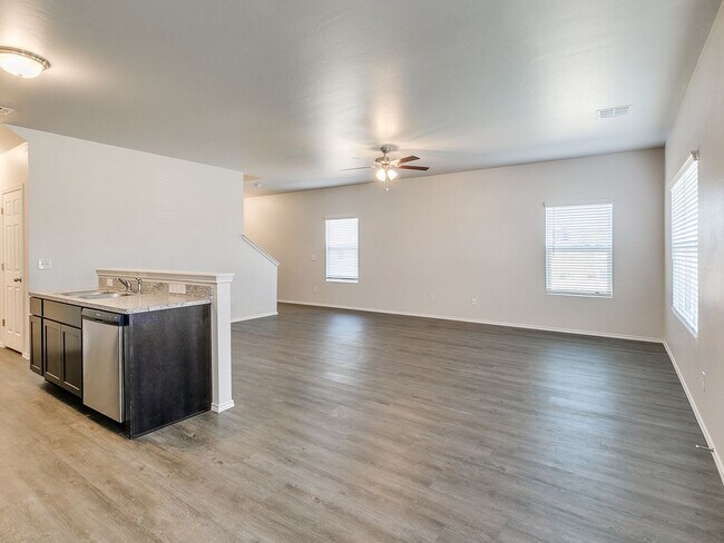 Foto del edificio - Coming Soon! Pre-Lease This Spacious 4-Bedroom, 2.5-Bath Duplex in Redstone Ranch