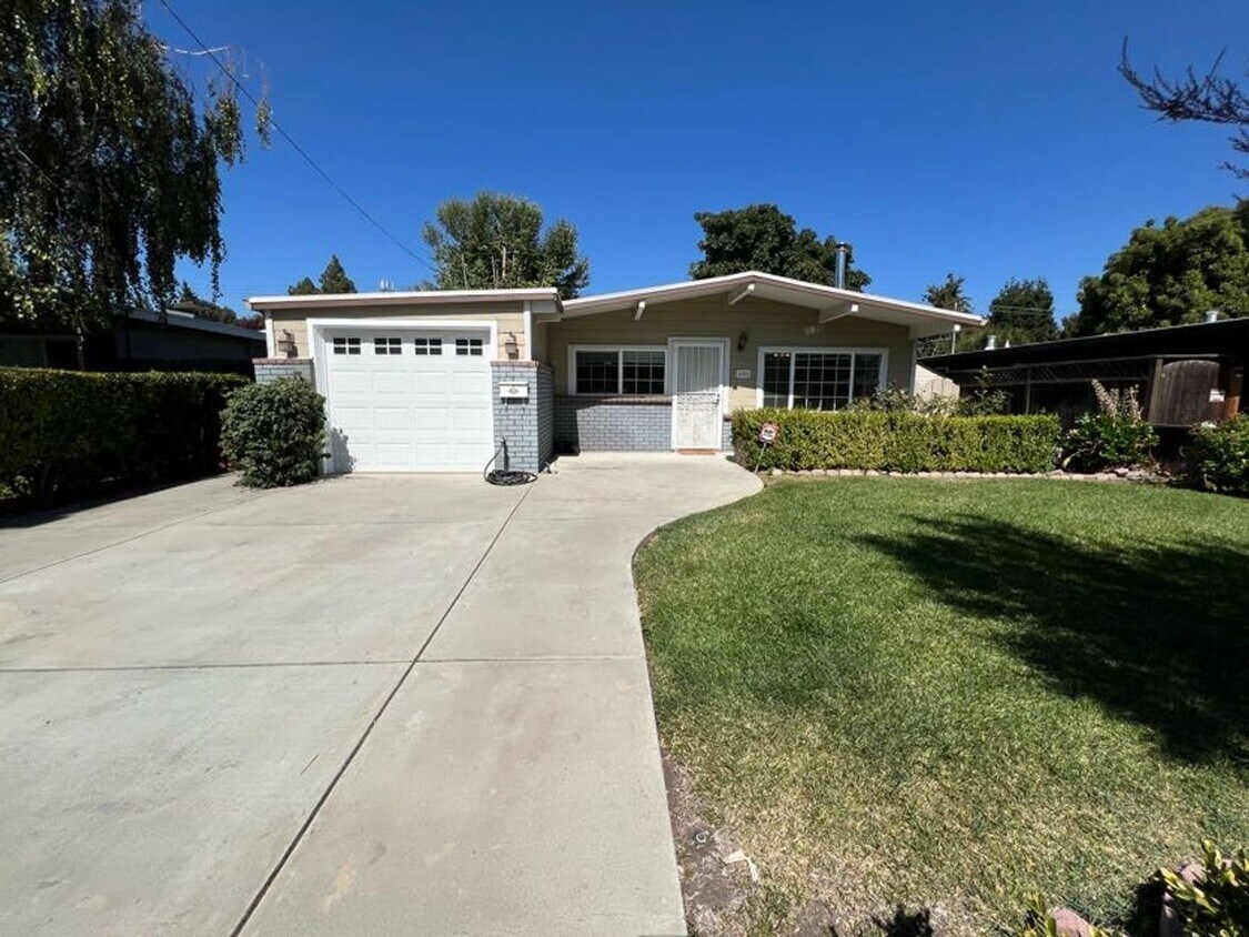 Primary Photo - 3BD/2BA Cozy Mountain View Home - Availabl...