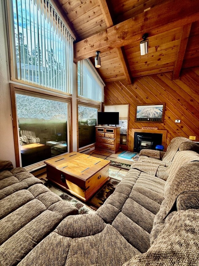 Building Photo - 273 Rainbow Ln