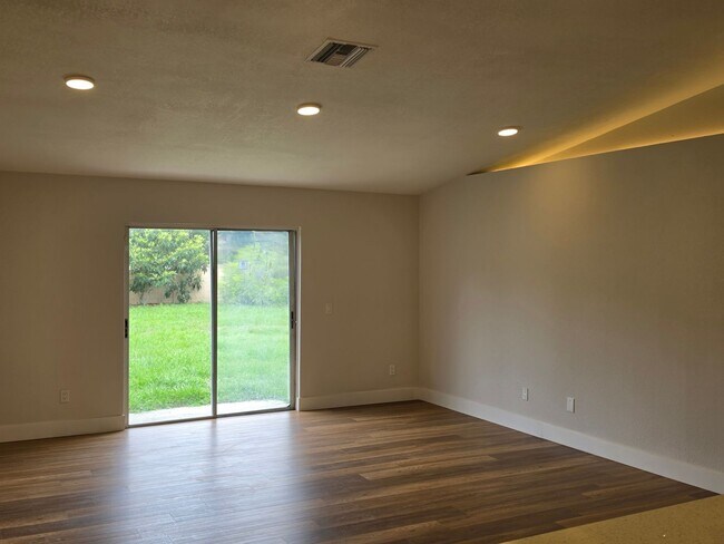 Foto del edificio - FOR RENT!!! SIMPLY STUNNING (REMODELED) 3 BEDROOM 2 BATH SINGLE FAMILY HOME...