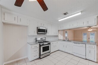 Building Photo - 2021 Kingsdale Dr