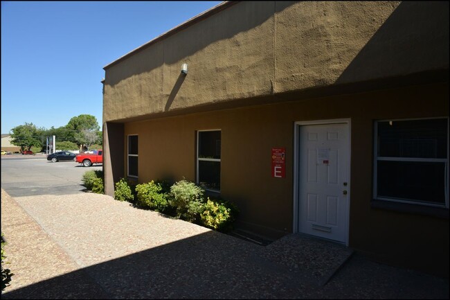 Foto del edificio - Commercial Property Available