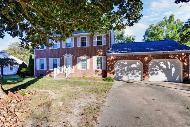 Foto del edificio - Updated, Spacious, Large Backyard in Newpo...