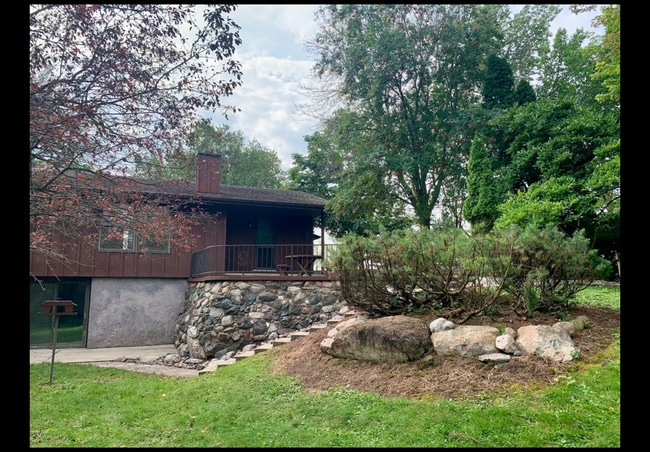 Building Photo - 11 Green Way Dr