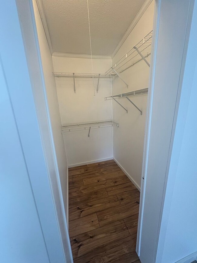 Building Photo - 3 bedroom 2 bathroom