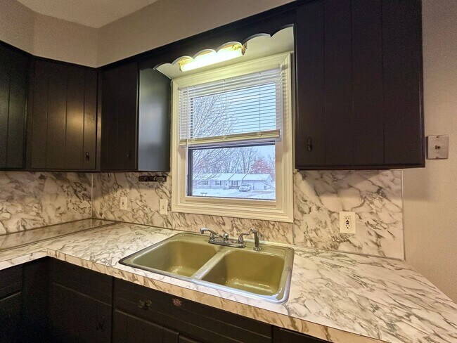 Building Photo - Two Bedroom Apartment in Northwest Grand Rapids - $400 Off Move-in by 2/15/26!