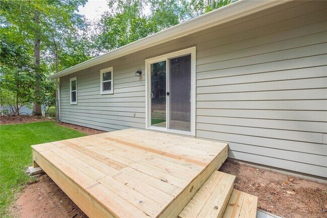 Building Photo - 2010 Lakeside Trail