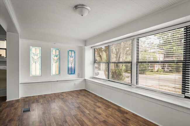 Building Photo - Beautifully Renovated 2/1 Unit in Historic...