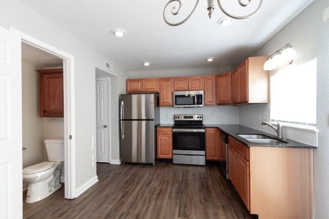 Building Photo - Spacious Far East Side 4 bedroom 2.5 bath