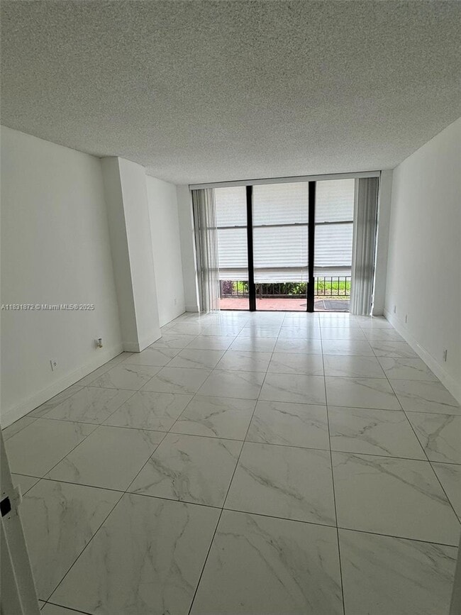 Building Photo - 800 Parkview Dr