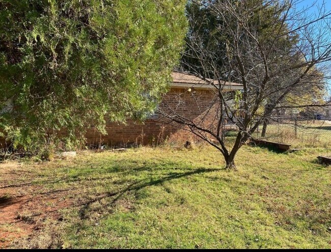 Building Photo - 939 S Meadow Ln