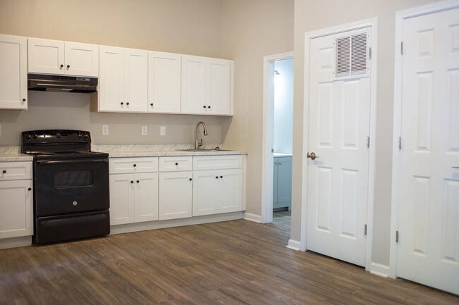 Building Photo - Room in Apartment on Stanton Rd SW