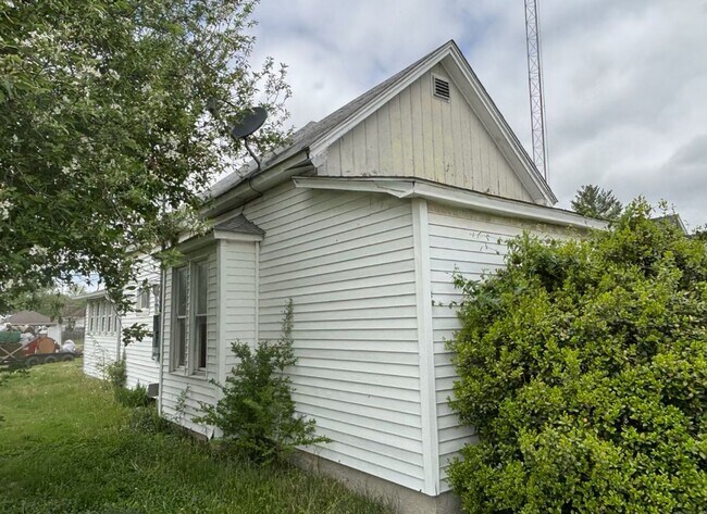 Building Photo - $490 Month $800 Down