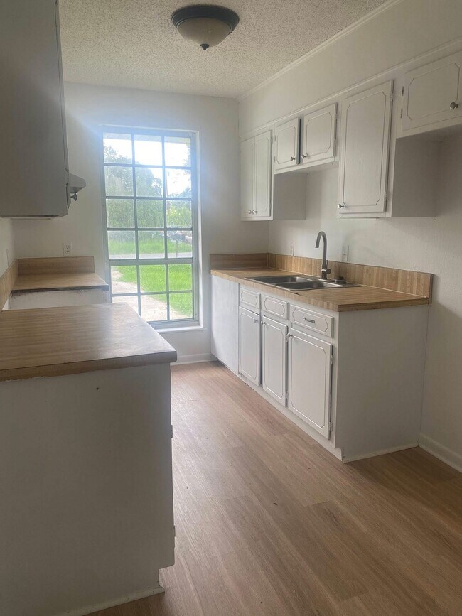 Building Photo - 300 Rials Dr
