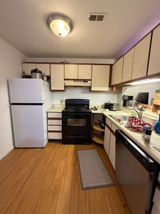 Foto del edificio - Available for the 2026-2027 lease term.