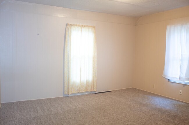 Foto del edificio - 4 Bed, 1 Bath On Campus