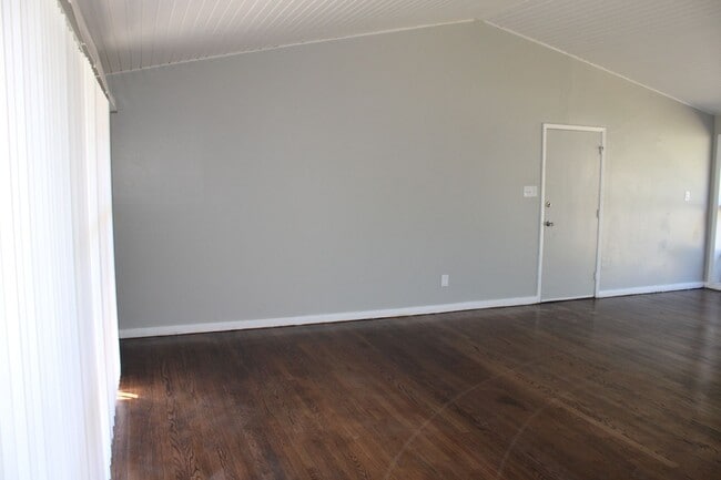 Building Photo - In the Heart of Midwest City