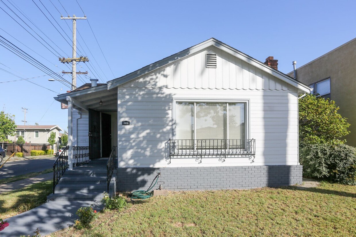 Foto principal - Remodeled 3bed 2 bath Single Family home