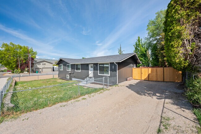 Foto del edificio - 1301 Clements Cir