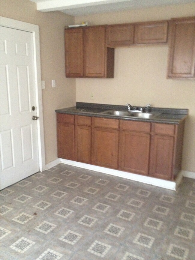 Building Photo - Section 8/Housing Voucher Accepted*
