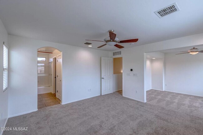 Building Photo - FANTASTIC 3 BED/2.5 BATH HOME IN DESIREABL...