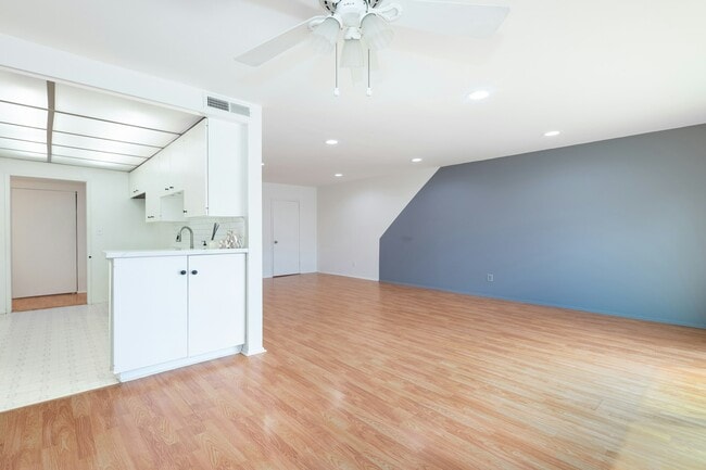 Building Photo - 5412 Lindley Ave