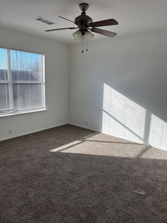 Building Photo - 3/2/2 Near Sherman High School!