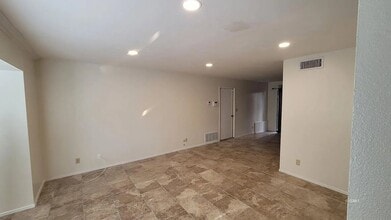 Building Photo - 616 W Graaf Ave
