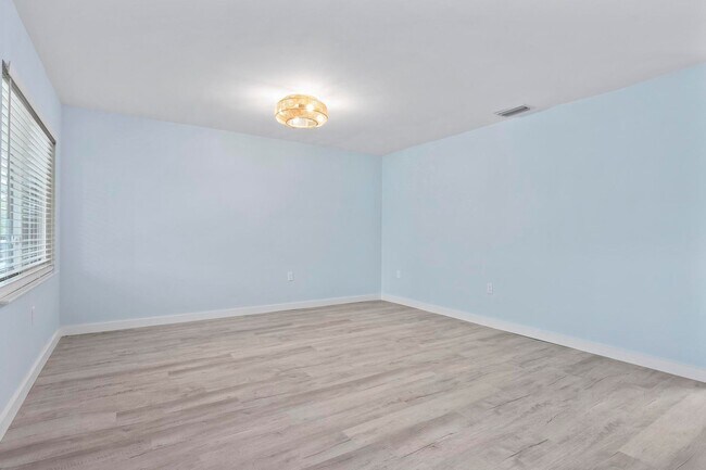 Foto del edificio - GORGEOUS FULLY RENOVATED 2ND FLOOR 2 BEDRO...