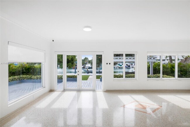Foto del edificio - 950 S Shore Dr