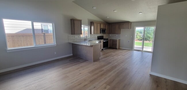 Kitchen & Eating Areas - 5101 Holly St