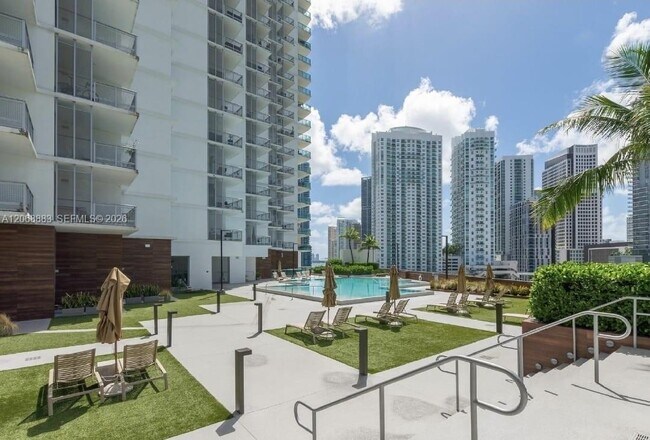 Foto del edificio - 350 S Miami Ave