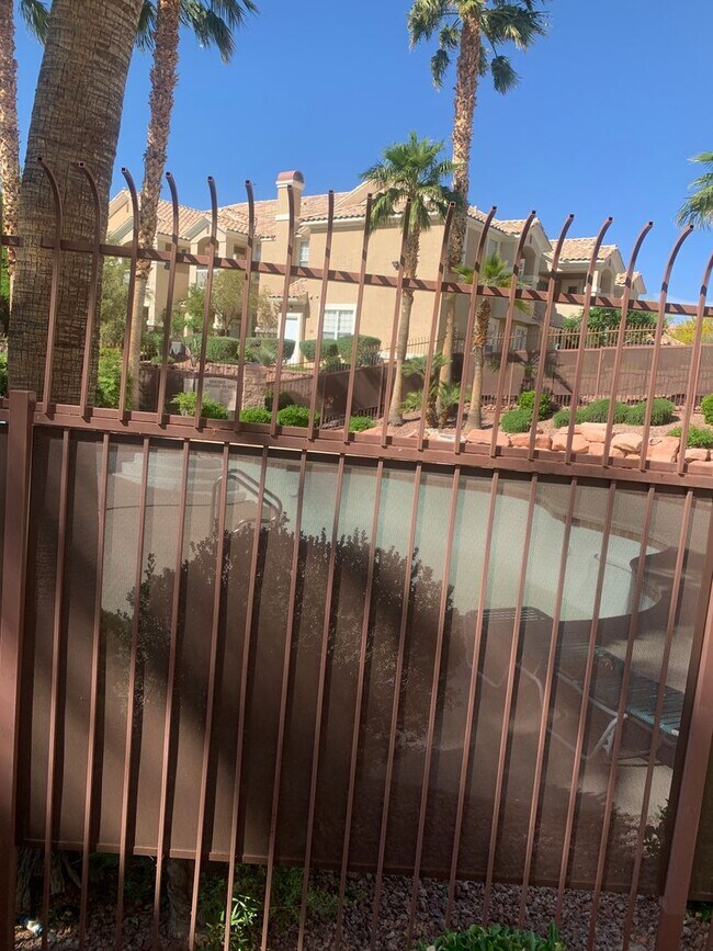 Foto del edificio - 2 bed/2bath condo with attached garage in ...