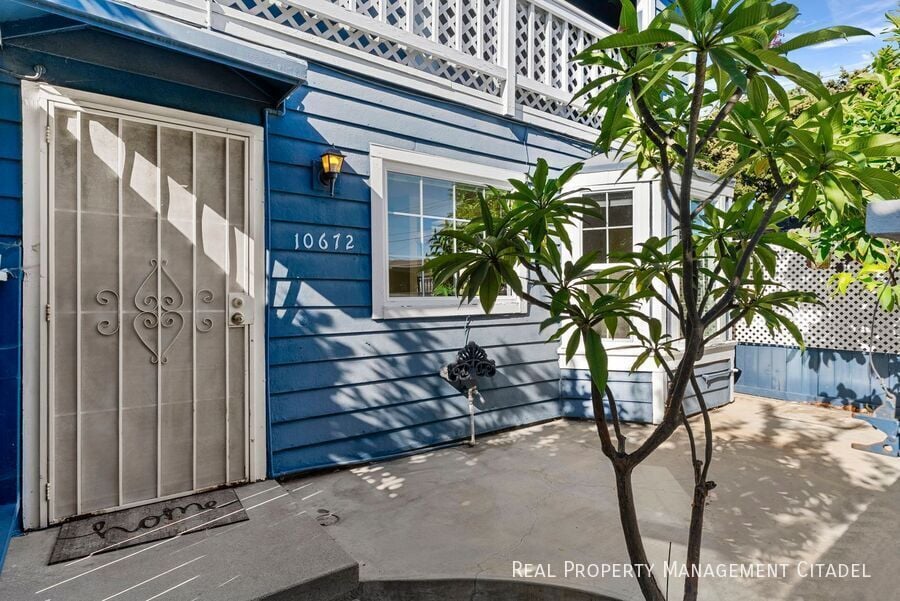Primary Photo - 10672 Bell St